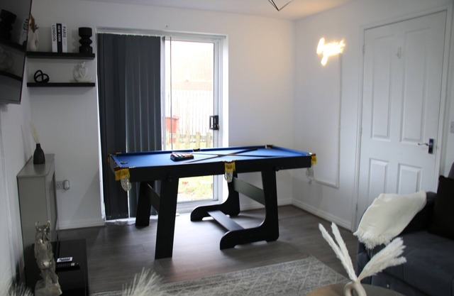 3 Bedroom House Close to City Centre/ Free Parking