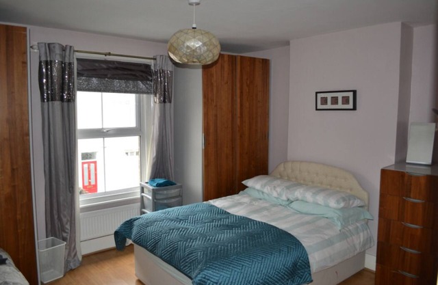 3 Bedroom House (Ealing) - Great Location