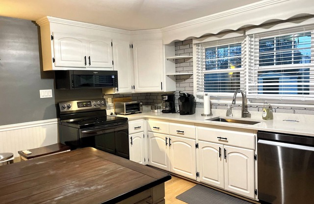 3-bedroom house in awesome South Buffalo with AC/Heat, WiFi