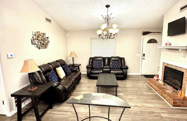 3-bedroom house in charming Fitzgerald with WiFi, AC. Enjoy your stay.