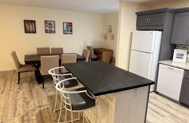 3-bedroom house in charming Pensacola with AC, WiFi. Close to PCC