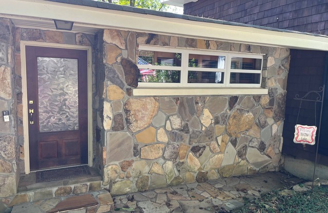 3-bedroom house in charming White with WiFi and AC. Lakefront lake Allatoona