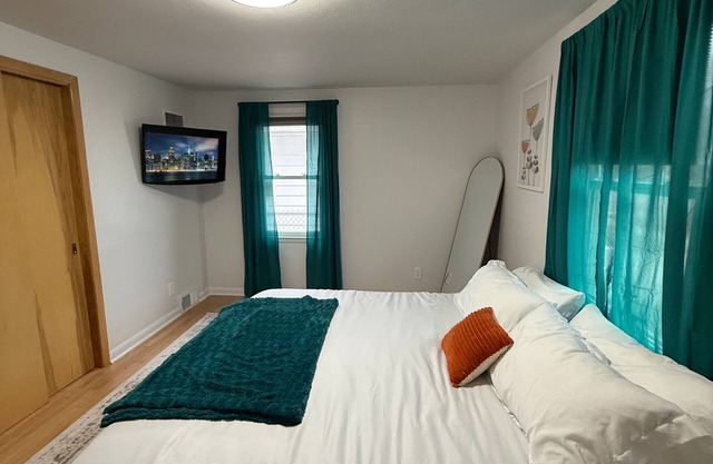 3-bedroom house in delightful Green Bay with AC, WiFi