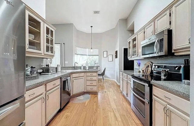 3-bedroom house in delightful Orlando with AC, WiFi. Enjoy your stay