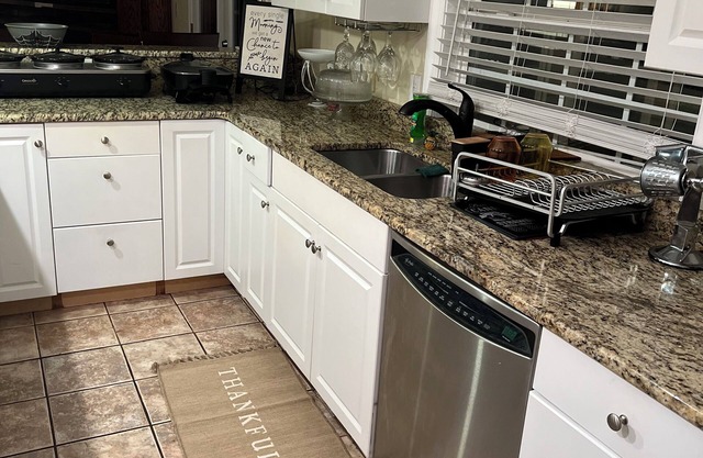 3-bedroom house in fantastic Greensboro with Pool, hot tub, WiFi and much more!