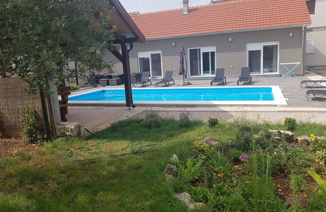 3-bedroom house in lovely Drinovci with AC, WiFi. Enjoy a peaceful stay