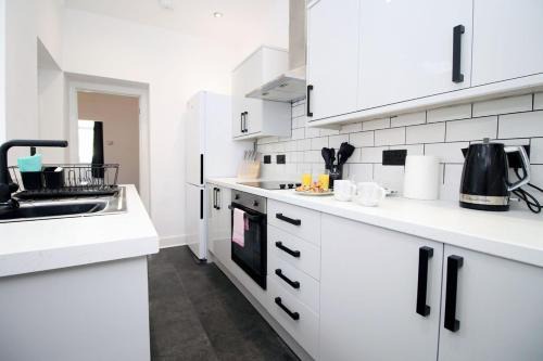 3 Bedroom House in Mountain Ash Cynon View by TŷSA