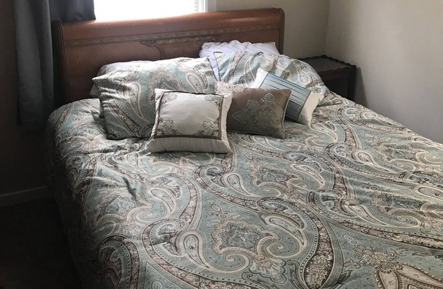 3-bedroom house in Pittsburgh with WiFi, AC. 15 minutes from all stadiums.
