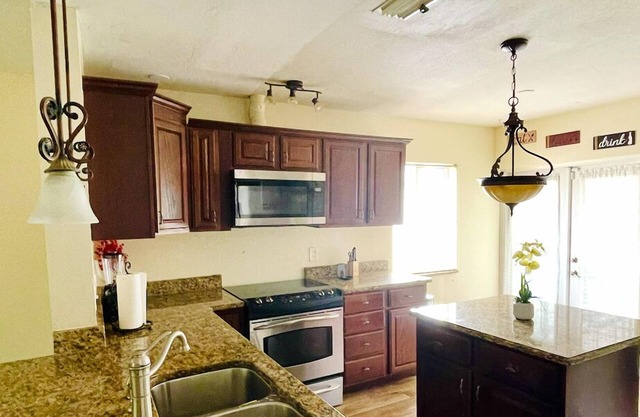 3-bedroom house in phenomenal Orlando with WiFi, AC,Jacuzzi and Billiards Table