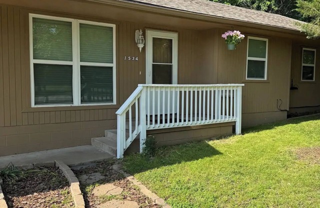 3-bedroom house in Sailboat Subdivision on Wolf Creek with AC, WiFi, grill, deck