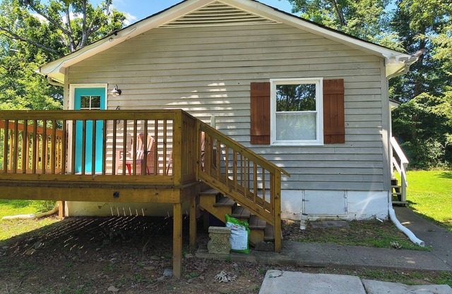 3-bedroom house in lovely Hillsborough with WiFi, AC, EV charger outlet, & solar