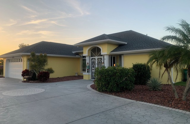 2 bedroom house in lovely Punta Gorda with WiFi, AC, Pool & Garage.