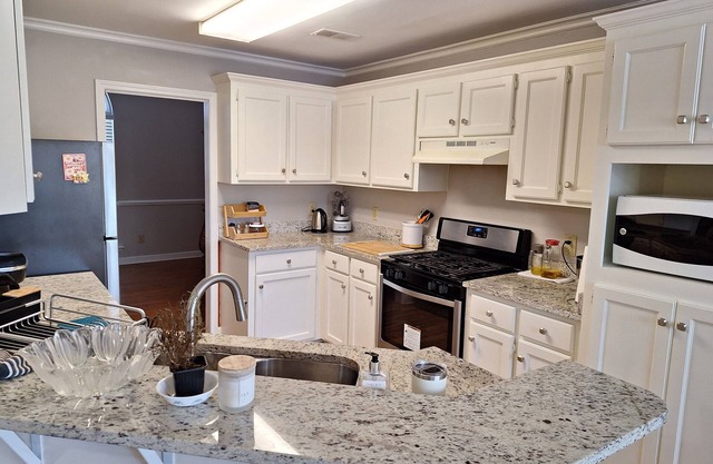 3-bedroom house in wonderful Columbia with AC, WiFi, with lake view.