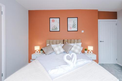 3 Bedroom House Near Manchester Airport with Free Parking, Ideal For Airport Workers & Families - Hosted by Eason Stays