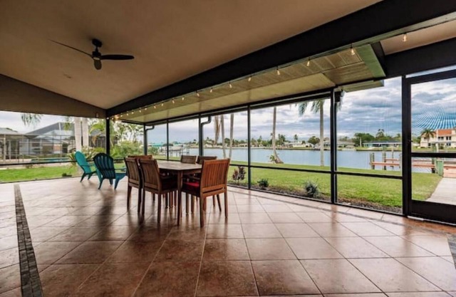 3-bedroom house on the water in brilliant Fort Myers with WiFi, AC.