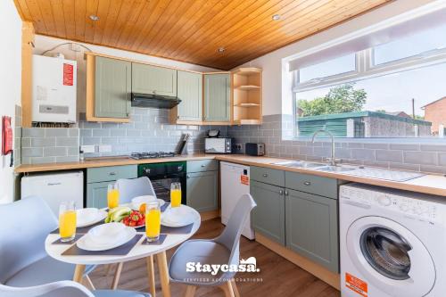 3-bedroom House W Free Parking, Near Man Airport!