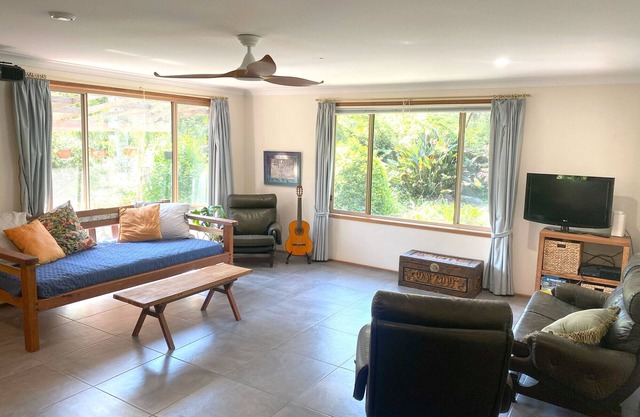 3 bedroom house with spa bath, close to Beach & Town