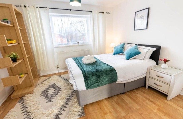 3 Bedroom house with free parking, Dalstone,Aylesbury