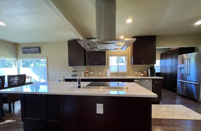 3 bedroom house with free parking and pets allowed