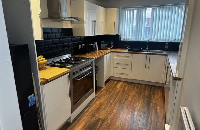 3 bedroom House with cinema room and hot tub.