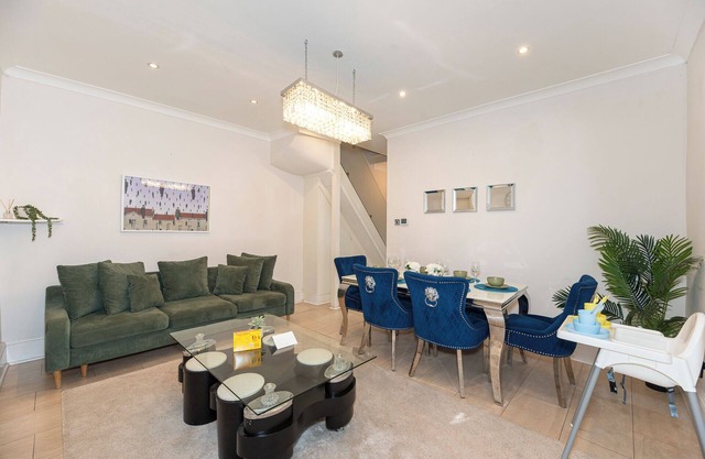 3 Bedroom House with SPACIOUS back garden & FREE Parking in Ilford Barking
