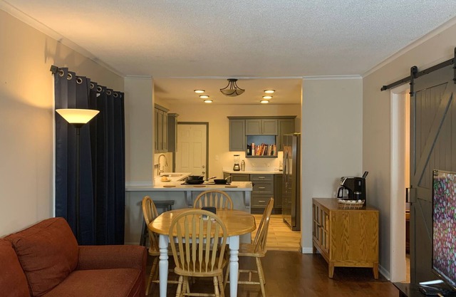 3 bedroom in Williamsville. 5 minute walk to chipp