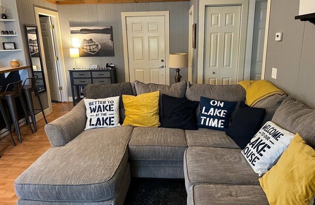 3 bedroom lake house & pool, only 35 min. to Wisconsin Dell and Cascade Mountain