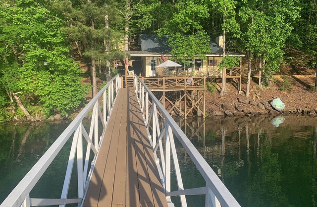 Unique cabine au bord du lac Pet Friendly sur un lot rare à seulement quelques pas du lac!