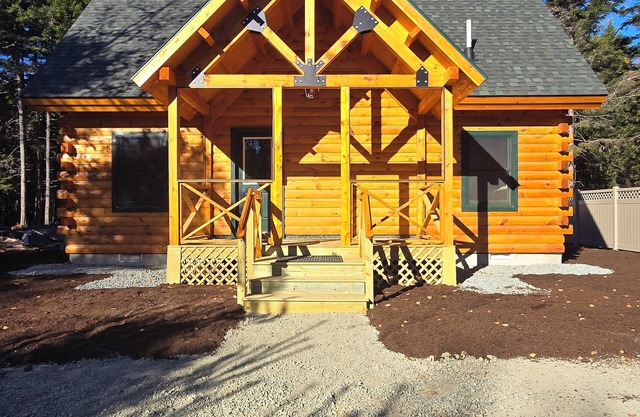 3-bedroom Log Cabin with AC, WiFi ,Southwest Harbor That Rents SAT-SAT ONLY