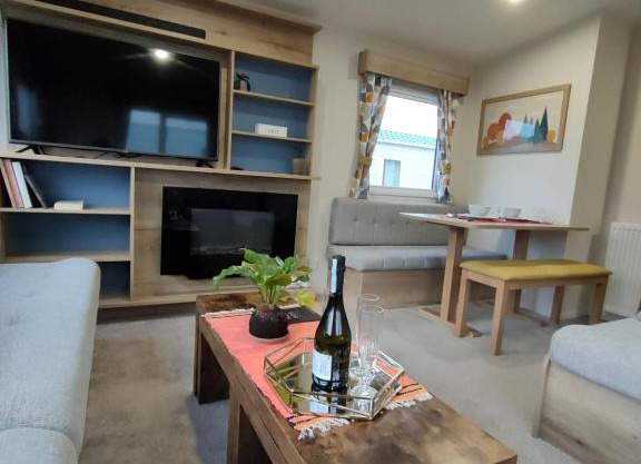 3 Bedroom Luxury Caravan - Vans With Business Sign Not Allowed