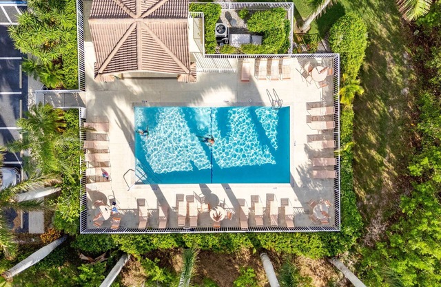 3-bedroom Luxury Condo moments from Marco Island & Naples! The Perfect Getaway!