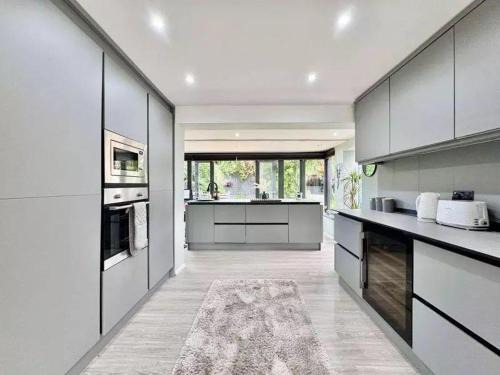 3 bedroom luxury house - Quiet & Central with free parking