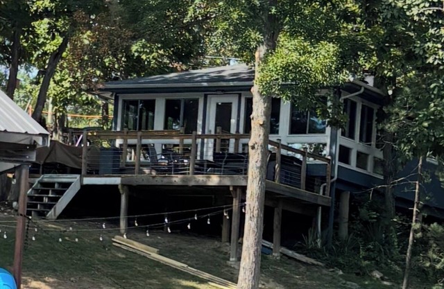 3-bedroom modern mid century cabin! nHot tub, fire pit and lake front