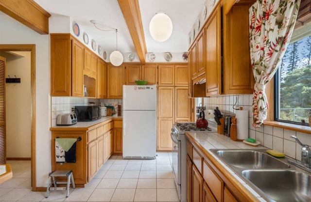 Live Local-Style In A 3-Bedroom Ocean-View House For 9 w/WiFi, TVs, Lanais–Hale Kamaoa