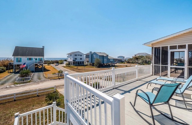 3 Bedroom ocean view close to pier and pet friendly!