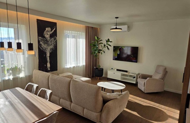 3-bedroom panoramic balcony apartment in Kaunas with AC