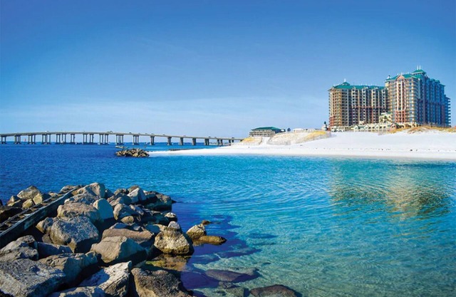 3 Bedroom Plus Presidential Condo in Destin at Emerald Grande Resort! Sleeps 8!!