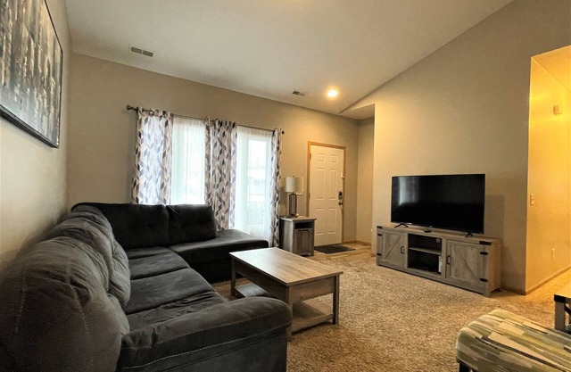 3 bedroom Ranch w/ EV Plug. Blocks From ISU
