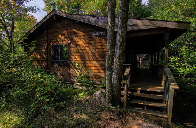3-bedroom Riverfront Cabin close to outdoor adventure