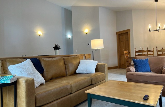 3-bedroom spacious townhome. Heated garage + steps to free bus. 30+ day stays
