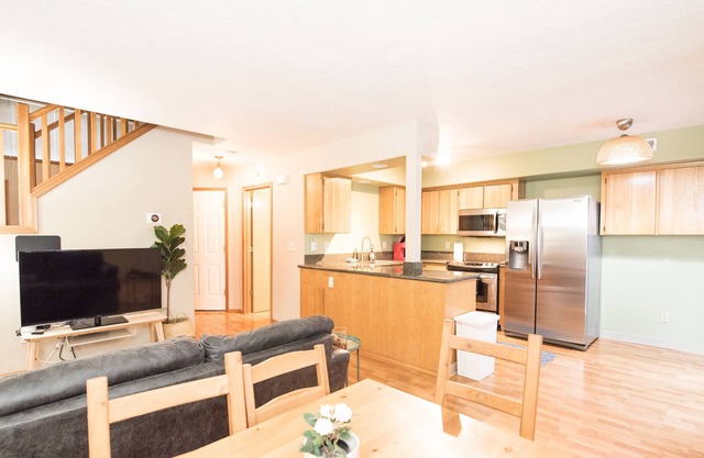 3 Bedroom Suburb Rose Garden Home Near Intel Nike Orenco