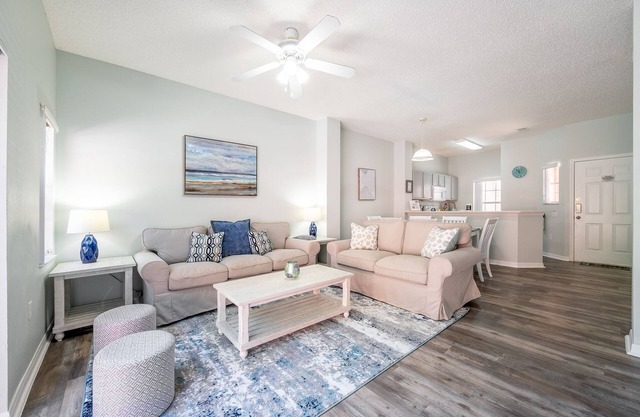 Mis à jour! Maison de ville de 3 chambres près de Disney. Communauté fermée avec patio privé.