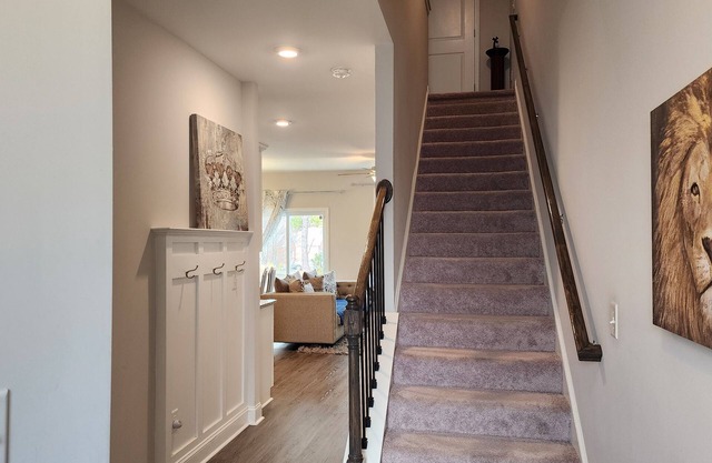 3-bedroom townhome in terrific Elgin with AC, WiFi