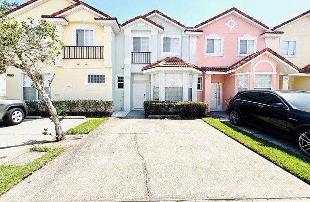 3-bedroom townhome in phenomenal Kissimmee with community fitness room & pool