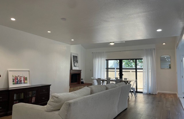 3-bedroom townhome in welcoming Monrovia with pool