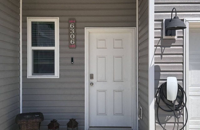 3-bedroom townhome in enchanting Pensacola with EV Charger