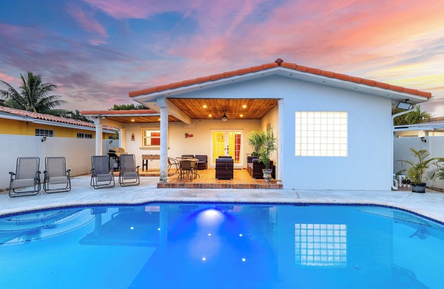 3-bedroom vacation home with pool, 9 minutes from major attractions