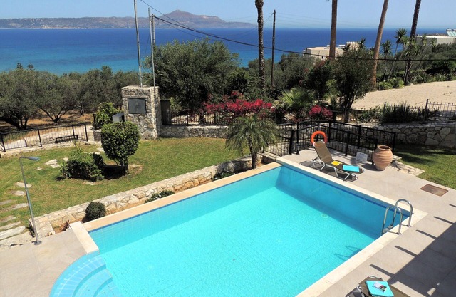 Villa de 3 chambres, piscine chauffée, vue imprenable sur la mer et la montagne, près de la plage.