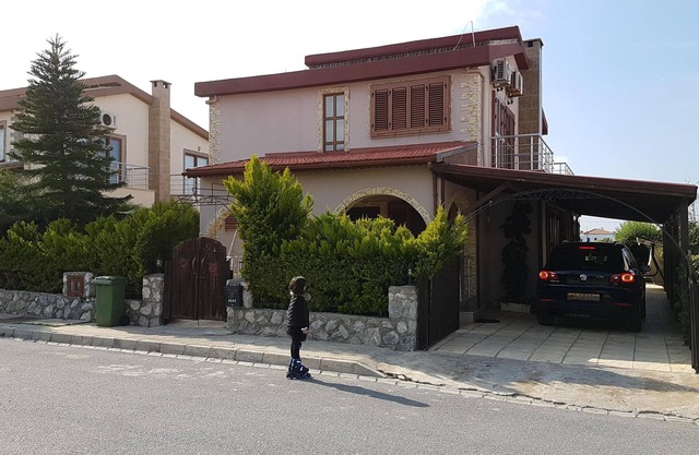 Villa de 3 chambres avec 2 salles de Barthrooms et parking privé, plage privée