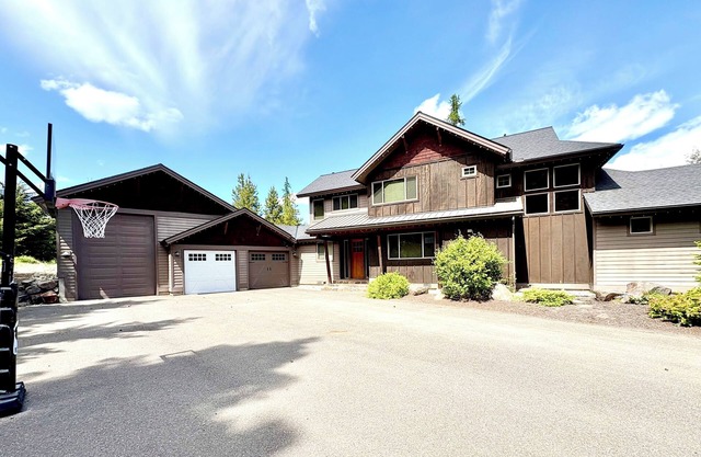 4 Bedroom w/ Game Room / Gourmet Kitchen / Community Pool - MNT VIEW IS AMAZING!
